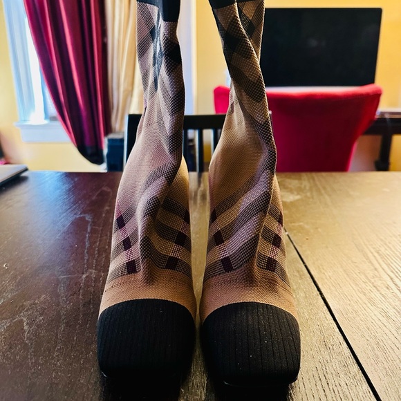 Burberry Black and Tan Women's Heels - Picture 2 of 7